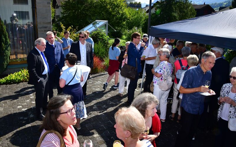Die Gäste beim Apéro