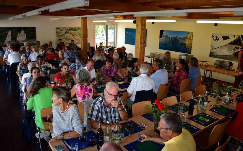 Blick auf die Teilnehmer beim Mittagessen