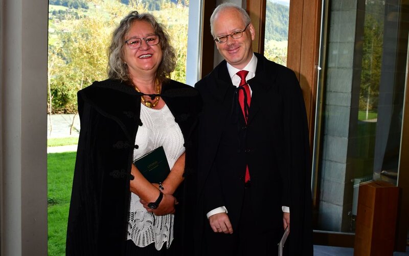 Pfarrerin Tünde Basler-Zsebesi und Pfarrer Tobias Winkler vor Beginn des Festgottesdienstes
