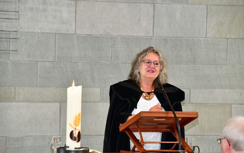 Pfarrerin Tünde Basler-Zsebesi bei der Predigt 