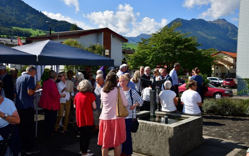 Blick zur bunten Gesellschaft beim Apéro