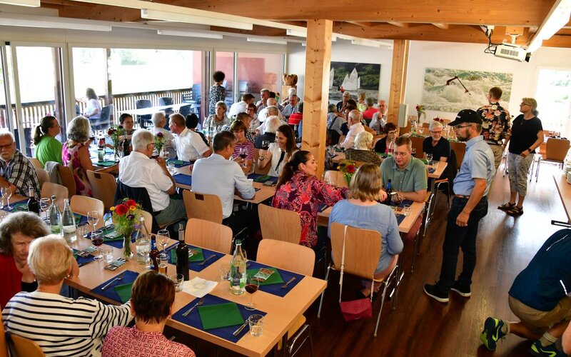 Die Gäste lassen sich das Mittagessen schmecken