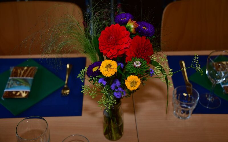 Blumenschmuck auf den Tischen
