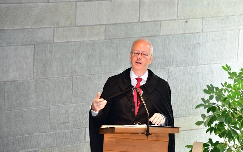 Pfarrer Tobias Winkler bei der Predigt