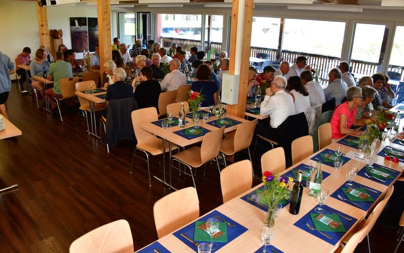 Blick in den Saal auf die Gäste beim Mittagessen