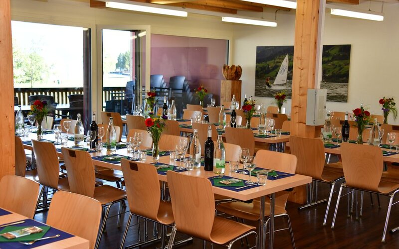 Gedeckte Tische für das Mittagessen