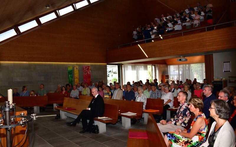 Blick auf die Festgemeinde im Kirchenraum