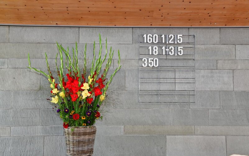 Blumenschmuck und ausgewählte Lieder