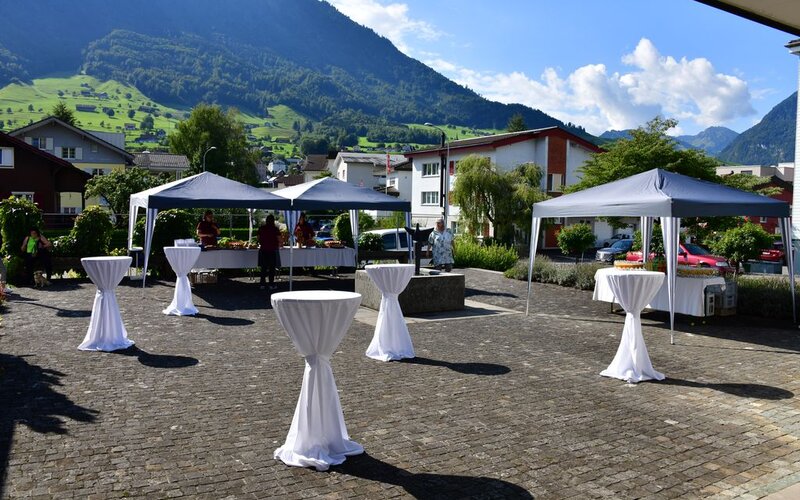 Vor dem Kirchengebäude ist alles für den Apéro bereit