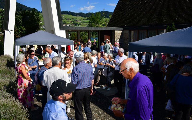 Die Gäste geniessen den Apéro