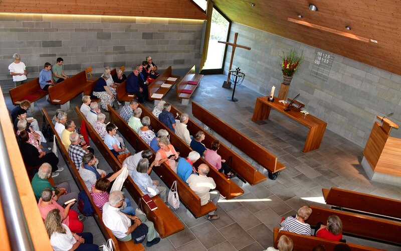 Blick auf den Altar und die Festgemeinde von oben