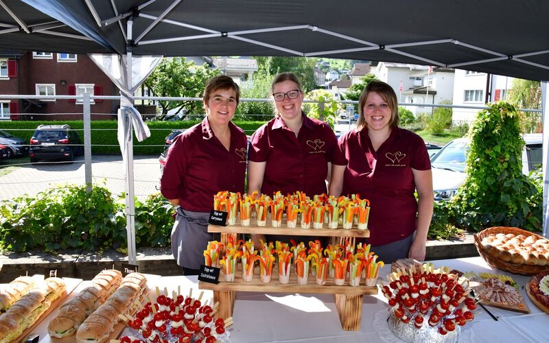 Das Team von Apéro Härzhaft Guät beim aufgebauten Buffet